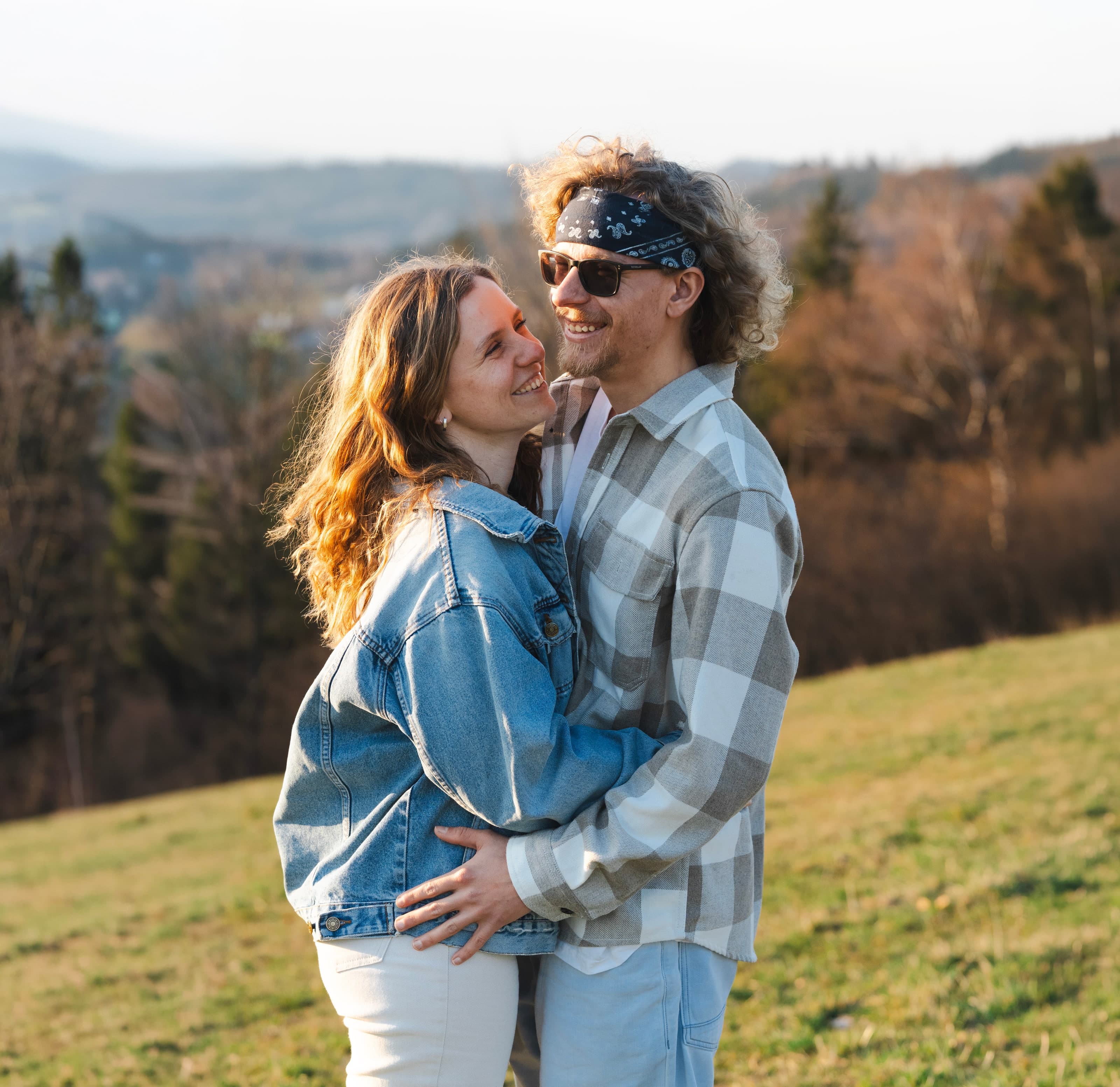 Baru and Márty embracing on a mountain meadow